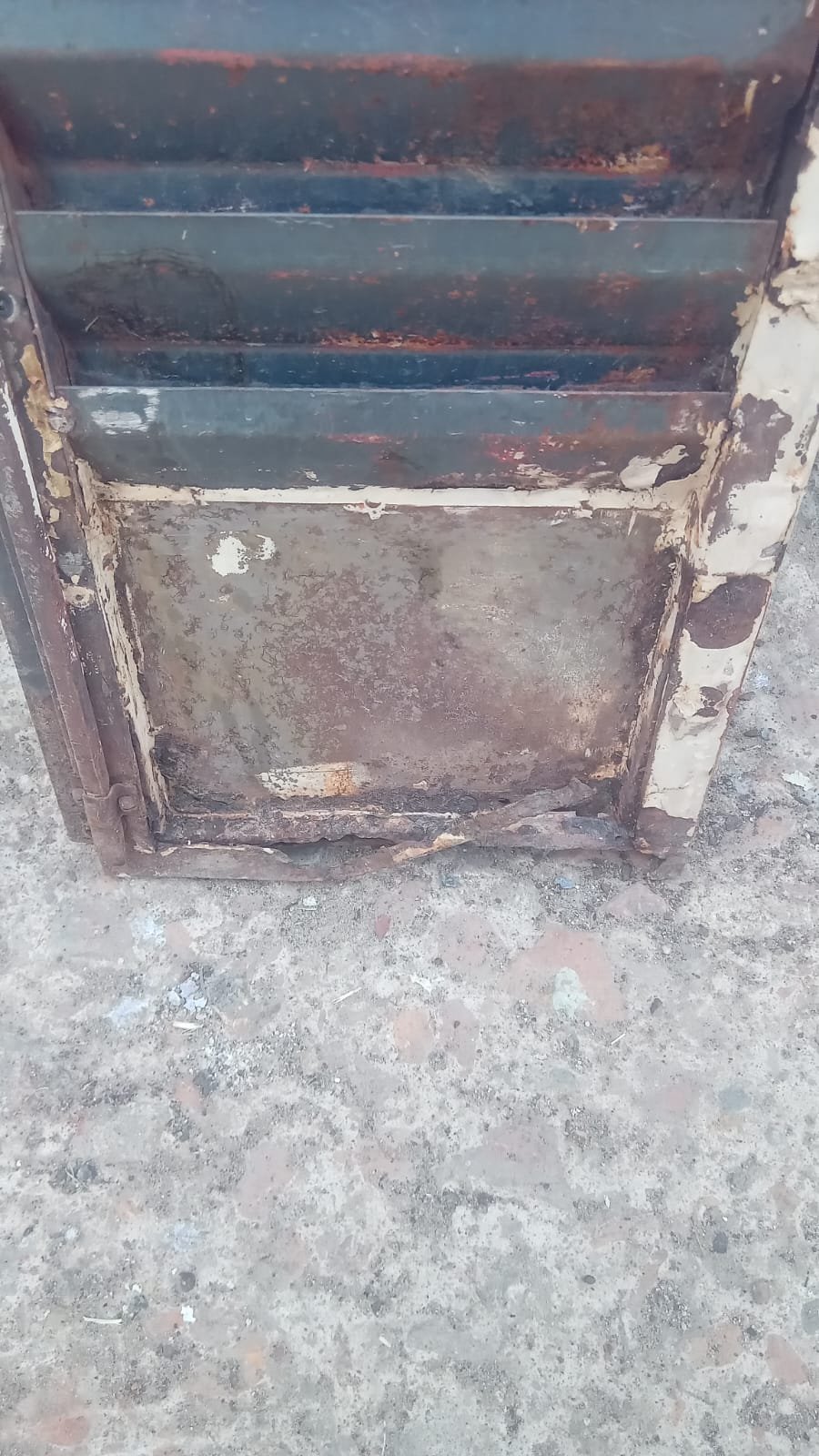 Corrosión severa en la base de una celosía antigua antes de ser reparada