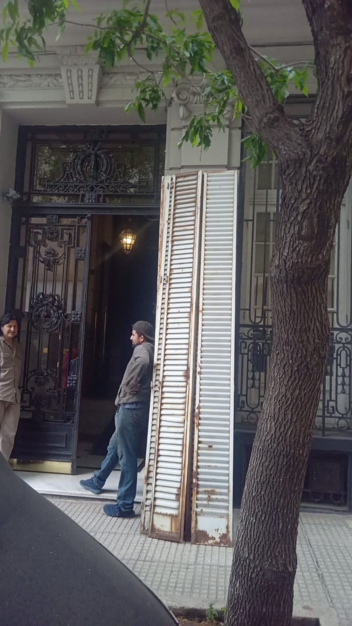 Retiro de celosías en edificio antiguo de altura