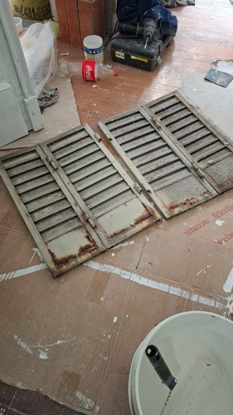 Hojas oxidadas desmontadas en taller para diagnóstico