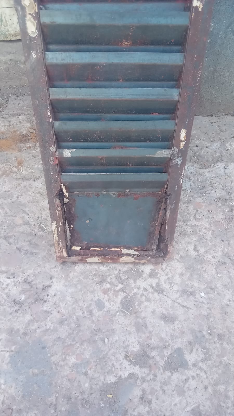 Corrosión severa en el zócalo de hierro
