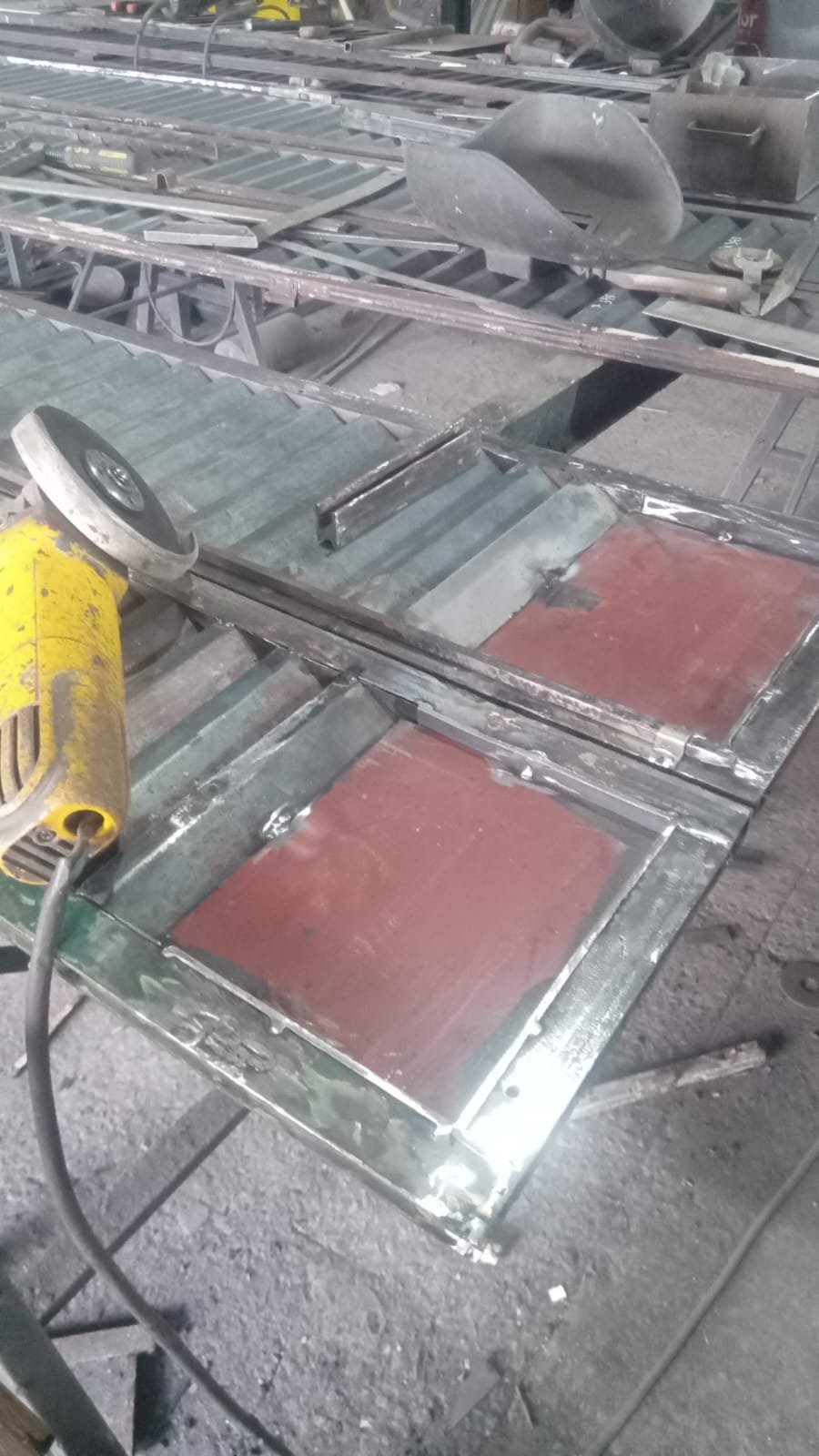Preparación y armado de celosías en banco de taller de herrería