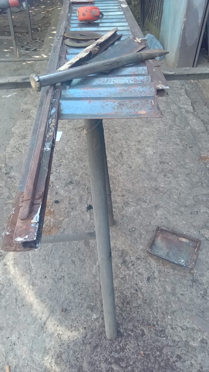 Reemplazo de panel inferior corroído por chapa nueva soldada en taller