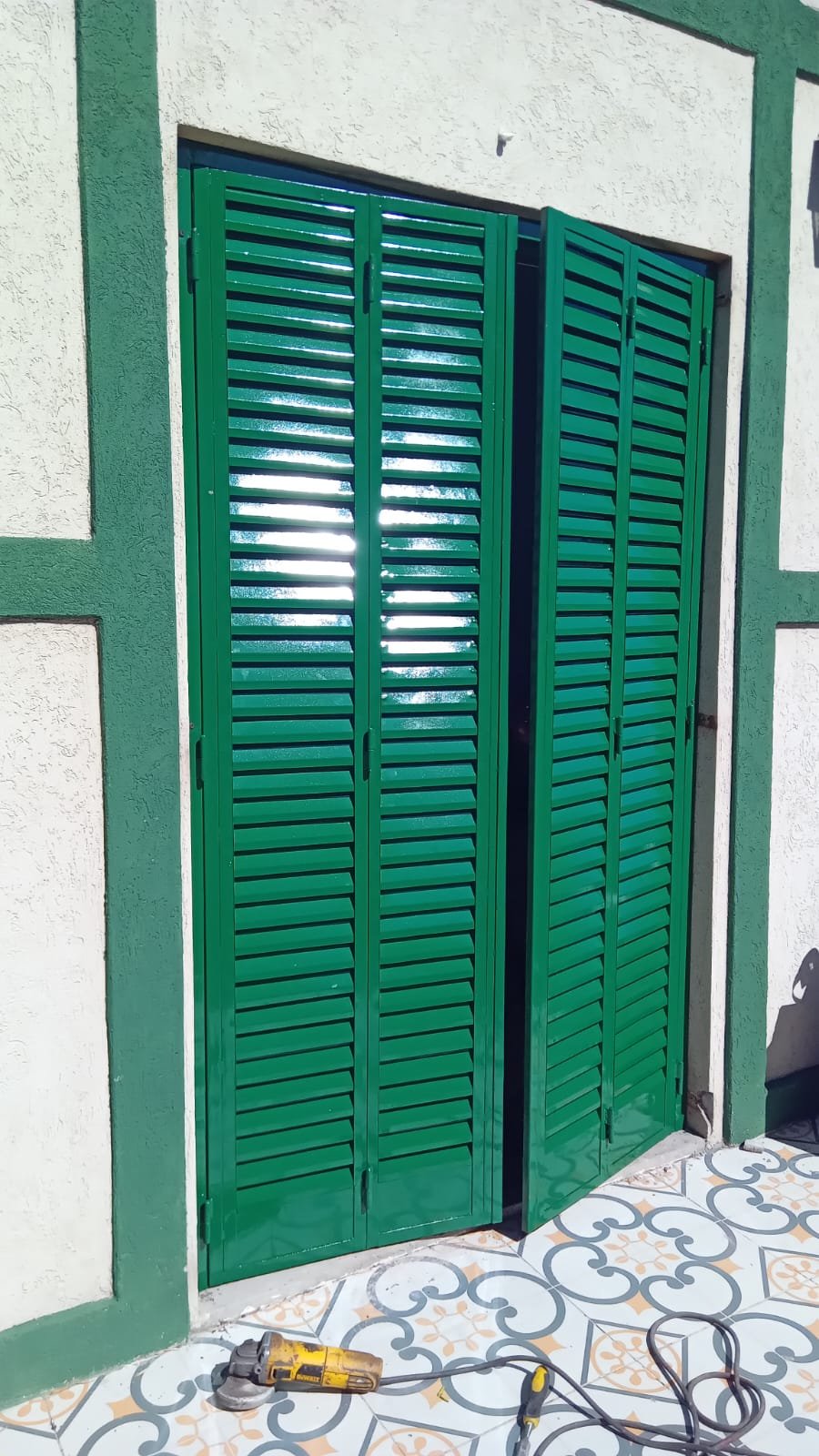 Fachada de edificio histórico restaurado con celosías de hierro